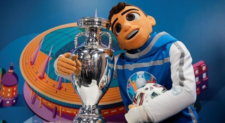 O mascote Skillzy e a taça da Euro2020