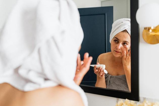 1. Tenha uma boa higienização facialSegundo Mayra Carbone, dermatologista do Hospital San Gennaro, o uso de sabonetes específicos para a pele combinados à vitamina C são imprescindíveis para combater o envelhecimento 
