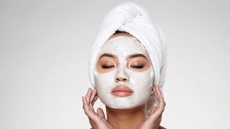 Skincare para pele oleosa precisa ser específico? Descubra! (Dr Obot Dean/Freepik)