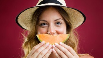 Boa alimentação e skincare ajudam a manter a pele mais bonita e saudável  (Nensuria/freepik)
