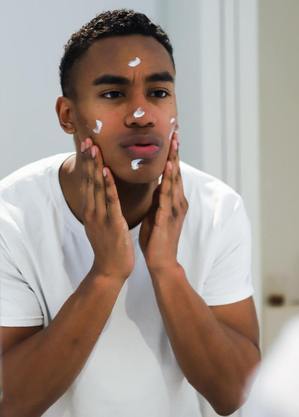 Marcas passaram a inserir ativos de skincare ao produtos de make
