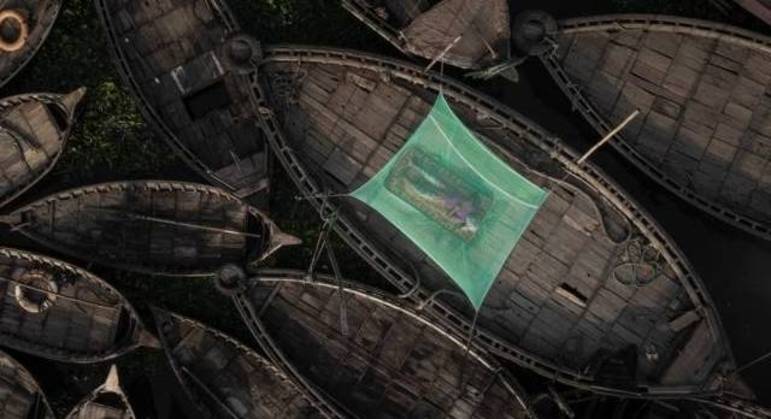 Sleeping on a Boat primeiro lugar na categoria Pessoas no Drone Photo Awards