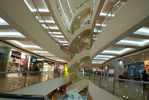 SM City North Edsa (Quezon City, Filipinas) - Pioneiro na concepção de ‘compras com lazer’, foi aberto em 1985 e ampliado em 2006. Dois anos depois recebeu um anexo. 