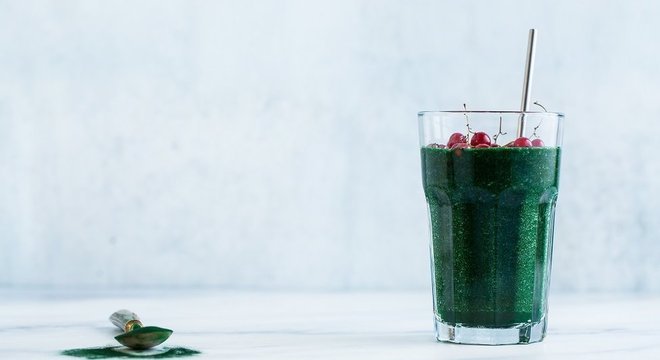 Smoothie de frutas verdes com spirulina havaiana e groselhas