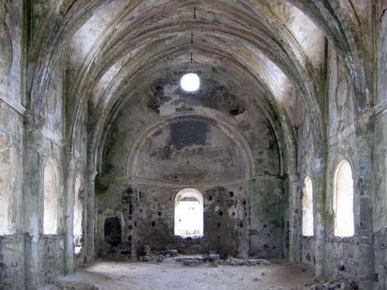 Só existem ruínas de 500 casas e duas igrejas ortodoxas. Turistas vão lá para conferir o que restou. 