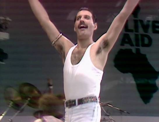 Sob o comando de Freddie Mercury, o Queen fez os fãs delirarem com sucessos, como Love Of My Life”, em 1985. O vocalista, inclusive, regeu a plateia durante a canção em um momento arrepiante.