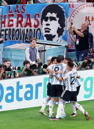 Sob o olhar de Maradona, a Argentina celebrou o primeiro gol contra o México