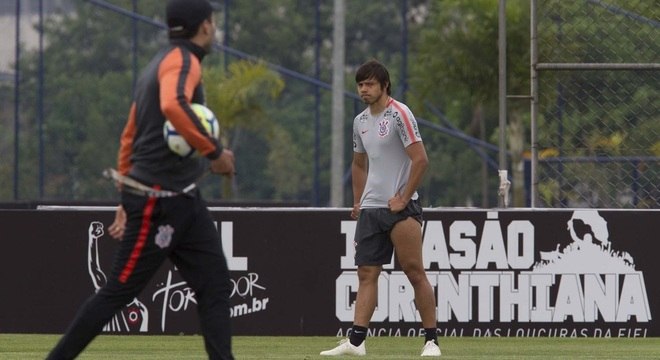 Sob olhares de Jair Ventura, Romero busca encerrar seca de gols