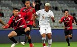 SOBE - BISOLLI - Com finalizações e investidas, o atacante deu trabalho com frequência à defesa do Fluminense. DESCE - SANTOS e ZÉ IVALDO - O goleiro saiu em falso na jogada que culminou no gol do Fluminense. Já o defensor foi decisivo negativamente ao marcar um gol contra.