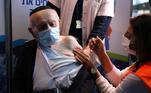 Yosef Kleinman, de 91 anos, é um sobrevivente do holocausto e recebeu a segunda dose da vacina contra a covid-19 nesta quinta-feira (21), em Jerusalém, Israel
