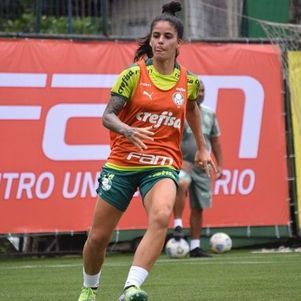 Patrícia Sochor durante treino na Academia de Futebol