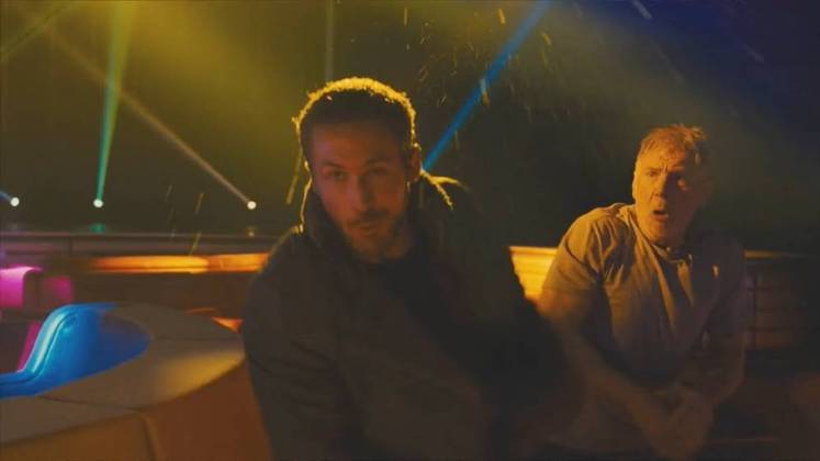 Soco real em “Blade Runner 2049” (2017): Em uma cena de luta entre os personagens principais do filme, Harrison Ford dá um soco de verdade em Ryan Gosling e isso fica notável pela reação dos atores. Em uma entrevista, Ford culpou as luzes piscantes da cena pelo erro dele.