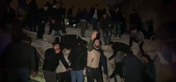 Socorristas pedindo silêncio 