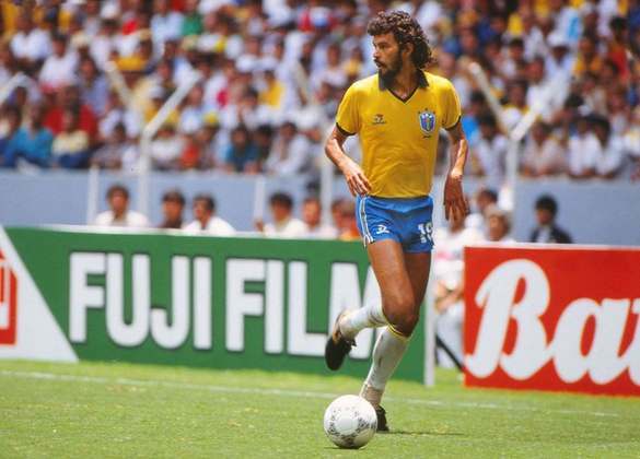 SÓCRATES - O ídolo corinthiano foi capitão da Seleção Brasileira nas Copas do Mundo de 1982 e 1986. Apesar do reconhecido bom futebol no Mundial da Espanha, a Seleção Brasileira foi eliminada na segunda fase para a Itália, e em 1986, perdeu para a França nas quartas de final. 
