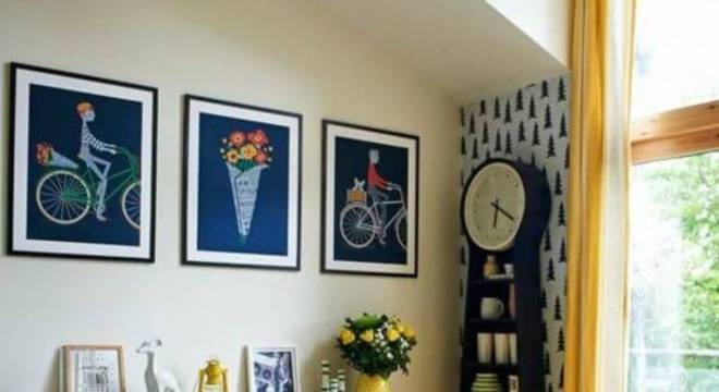 Sofá amarelo com almofadas coloridas e divertidas