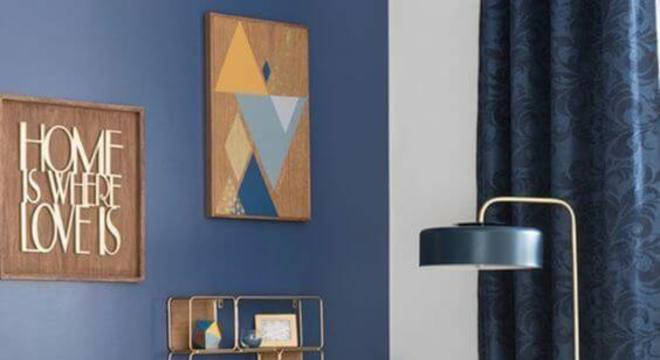 Sofá amarelo com parede azul