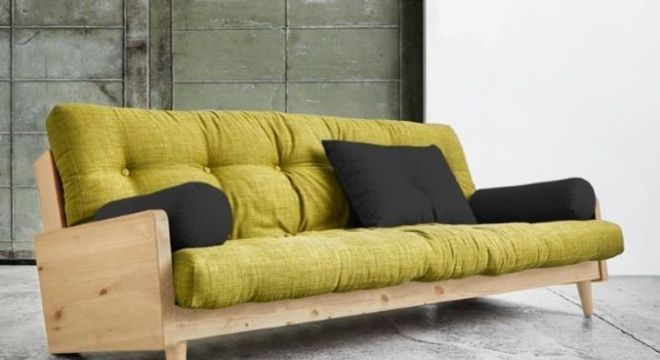 Sofá antigo de madeira para sala retrô