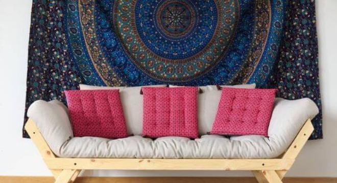 Sofá cama de madeira em tons de cinza e rosa