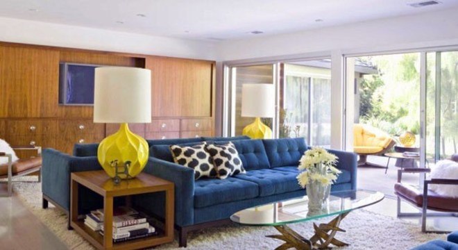 Sofá colorido azul com abajur amarelo