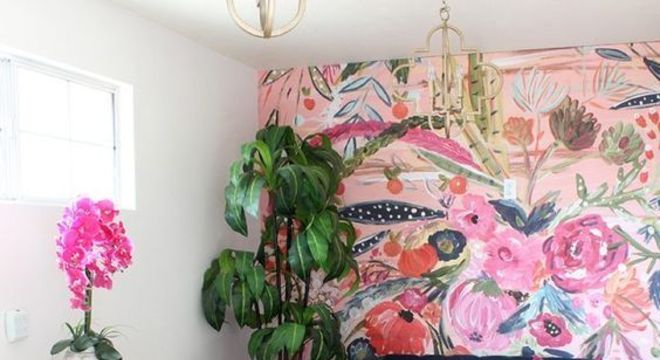 Sofá colorido azul com móveis em fucsia