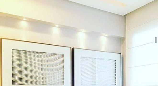 Sofá colorido claro com a almofadas coloridas estilo retrô