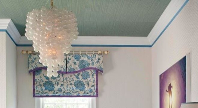 sofá colorido com almofadas e detalhes lavanda