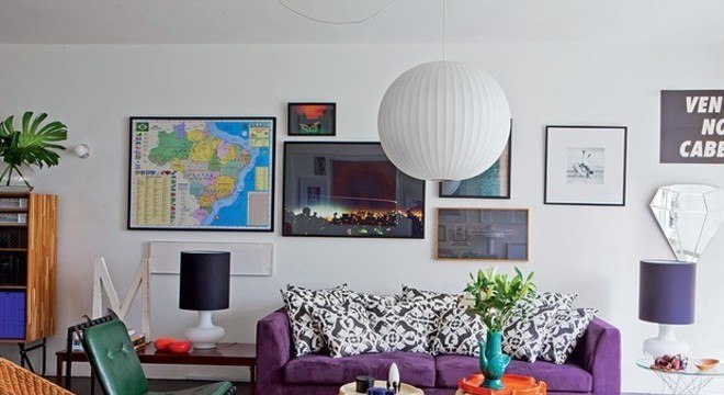 Sofá colorido com centro de mesa diferentes