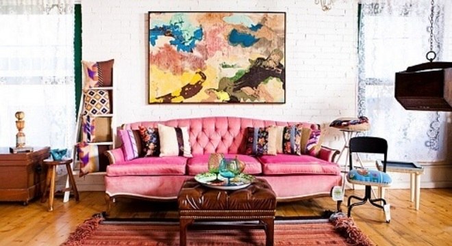 Sofá colorido cor de rosa na sala vintage