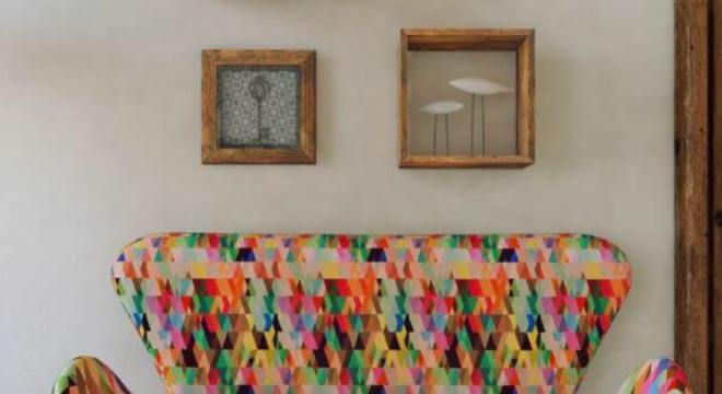 sofá colorido estampado