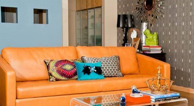 Sofá colorido laranja em sala moderna