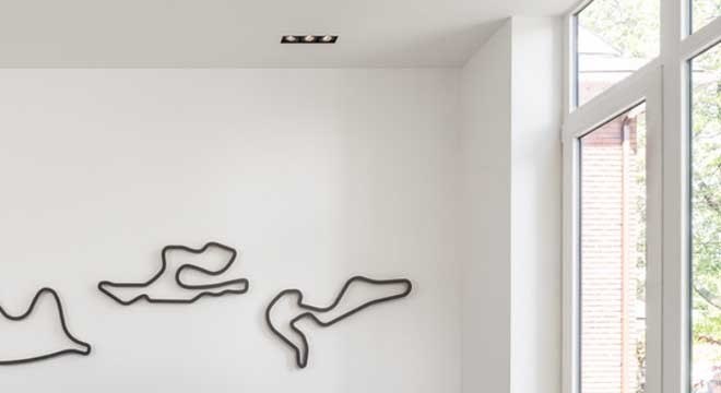 Sofá colorido roxo com poltrona amarela em destaque