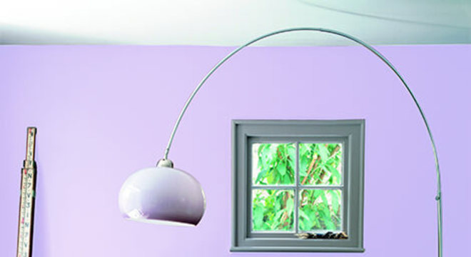 Sofá colorido roxo na sala lilás