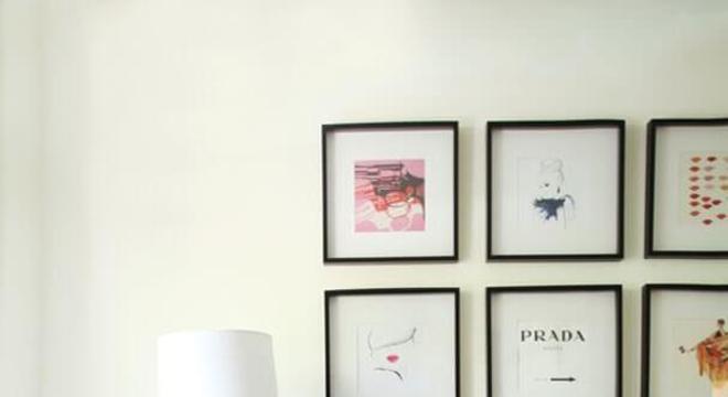 Sofá colorido verde com almofadas e detalhes em rosa fucsia