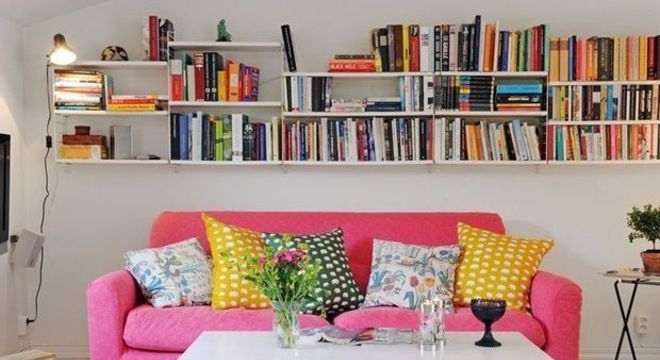 sofá com almofadas coloridas