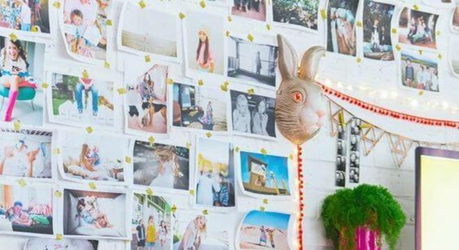 Sofá cor de rosa com almofada dourada