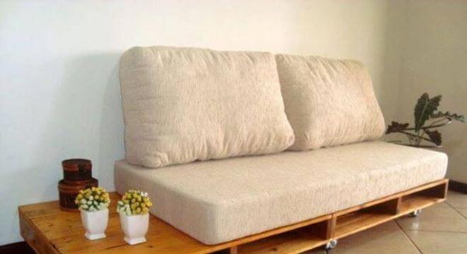 Sofá de madeira bege