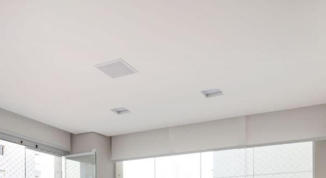 Sofá de madeira claro