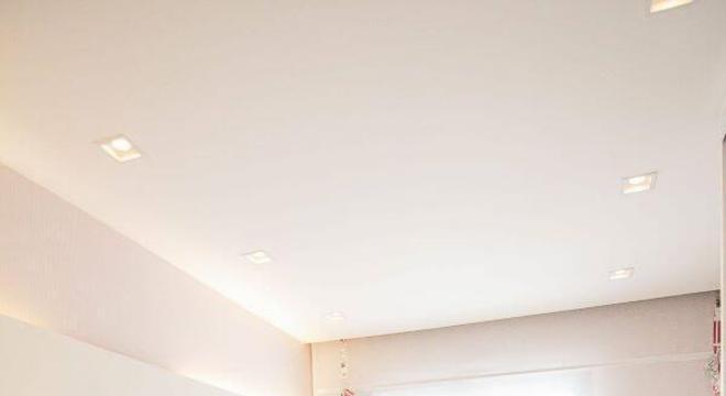 Sofá de madeira clean com almofadas delicadas