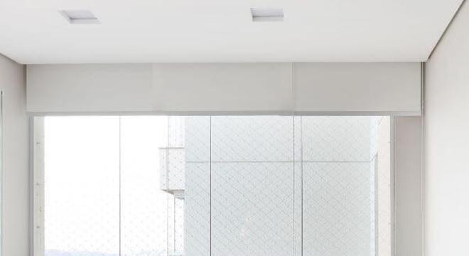 Sofá de madeira com almofada laranja