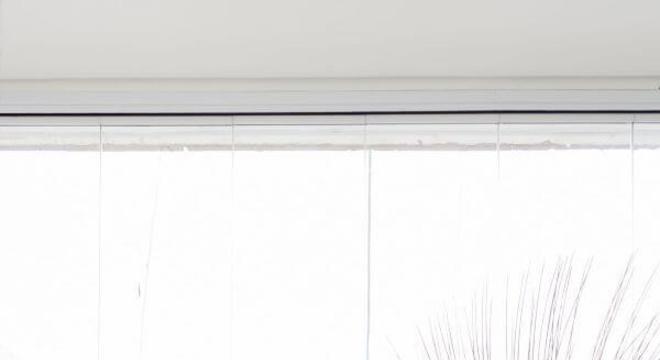 sofá de madeira com almofadas