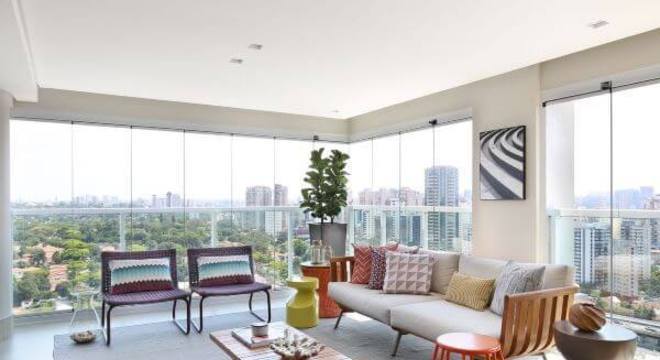 sofá de madeira com almofadas coloridas