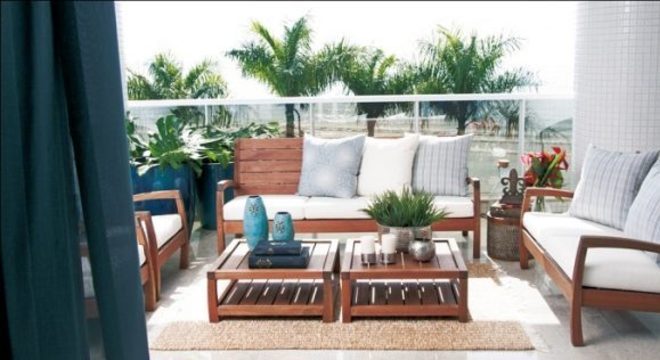 Sofá de madeira com almofadas coloridas - Por: Decor Lazer 