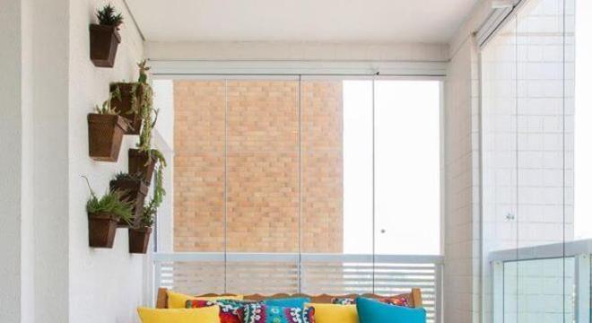  sofá de madeira com almofadas soltas coloridas