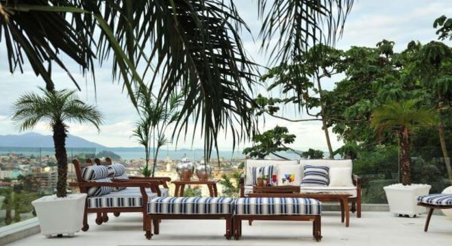 Sofá de madeira com estofado azul