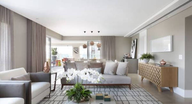 sofá de madeira com estofado cinza