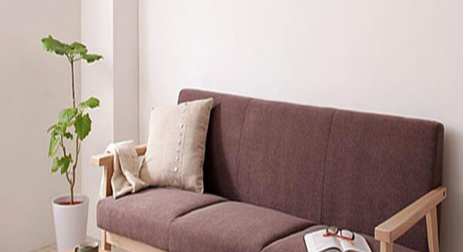 Sofá de madeira com mesa de centro