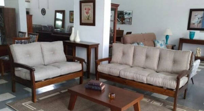  sofá de madeira com mesa de centro