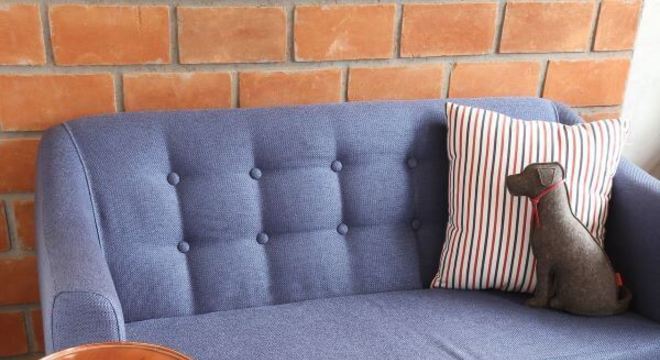 Sofá de madeira com pé palito