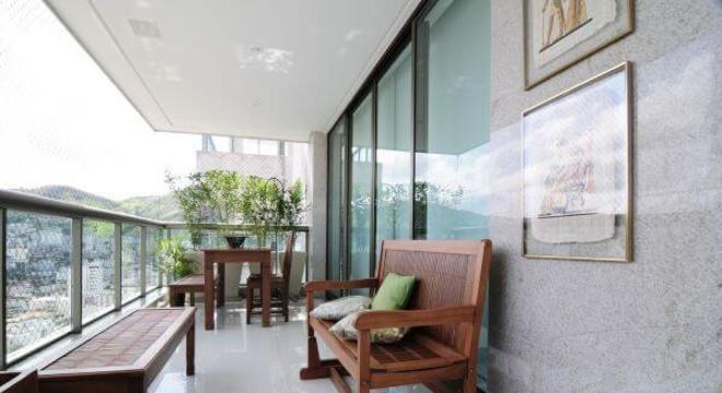 sofá de madeira e almofadas