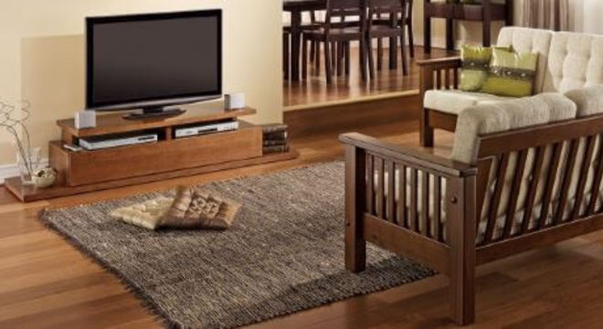  Sofá de madeira maciça